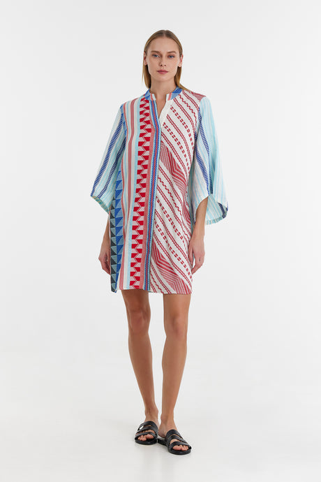 Short jacquard dress with geometric red and blue patterns and loose three-quarter sleeves.