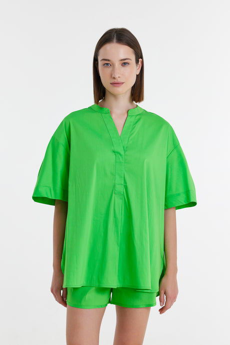 Bright green popeline short-sleeve blouse with V-neck and relaxed fit.