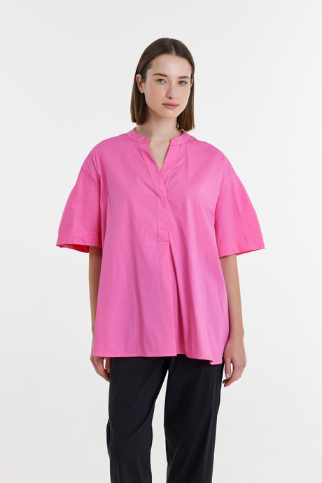 Fuchsia loose-fit popeline blouse with short wide sleeves and V-neck collar.