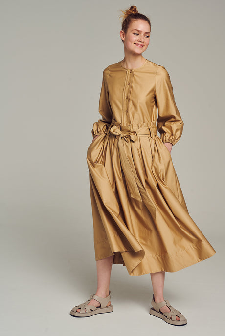 Beige midi dress in popeline fabric with puffed long sleeves and button-down front.