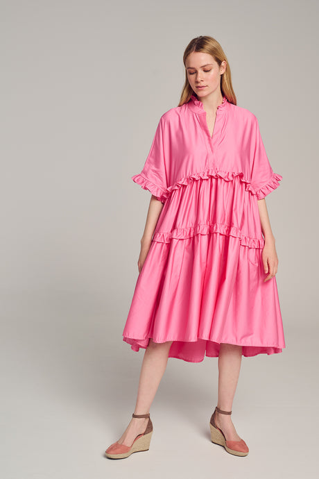 Pink midi dress with tiered ruffles and short sleeves in lightweight popeline fabric.
