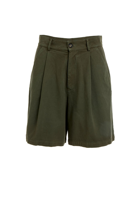 High-waist khaki green shorts with front pleats and button closure.